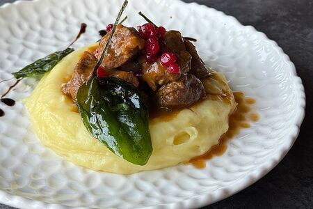 Говяжьи щечки в соусе демиглас с картофельным пюре 