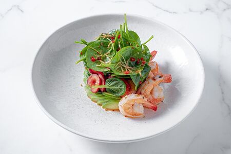 Тигровые креветки с авокадо и черешней