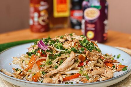 Лапша с курицей вок