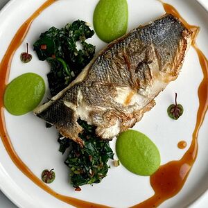 Сибас с пюре из горошка и шпинатом