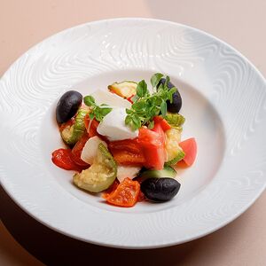 С овощами, печеным перцем и домашней моцареллой