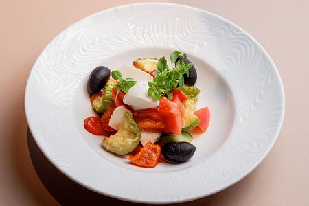 С овощами, печеным перцем и домашней моцареллой