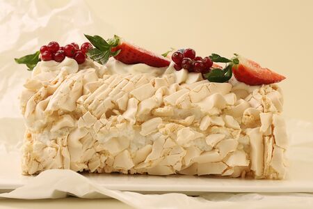 Рулет меренговый