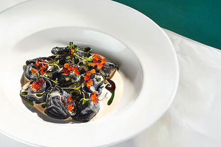 Чёрные пельмени с судаком в сливочном соусе