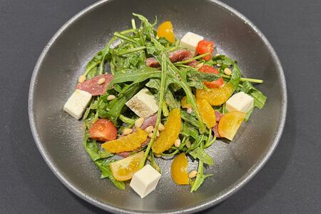 Салат с копченым утиным филе и сегментами апельсина 