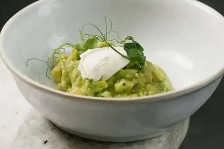 Мятый авокадо с творожным сыром