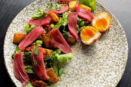 Салат Нисуаз с тунцом под медово-горчичным дрессингом