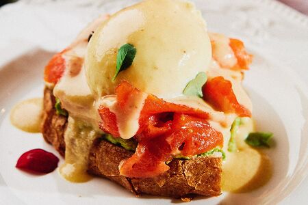 Брускетта с яйцом пашот, лососем и авокадо