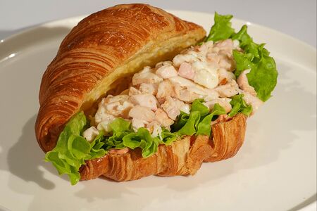Круассан с куриной грудкой и сыром моцарелла