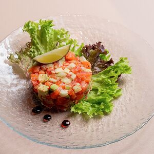 Салат с семгой и авокадо