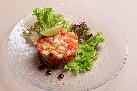 Салат с семгой и авокадо