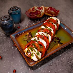 Моцарелла с помидорами