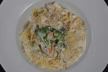 Фетучини с куриным филе и брокколи