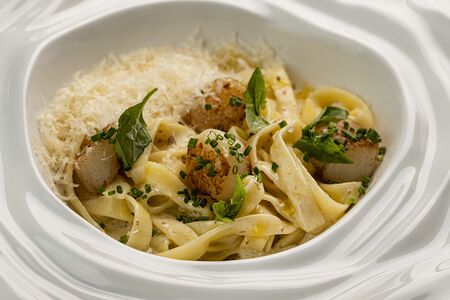 Фетучини с гребешком и пармезаном