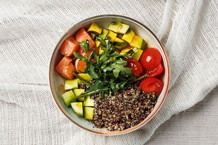 Боул с лососем и киноа