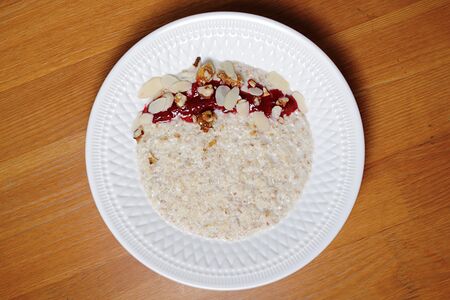 Овсяная каша с брусникой и грецким орехом