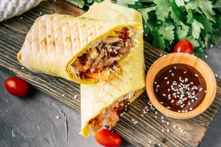 Шаурма маленькая в сырном лавашe