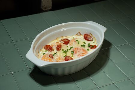 Яйца, запеченные с креветками