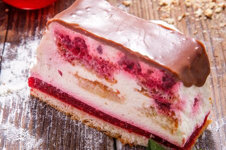 Десерт малиновый