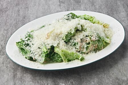 Ромейн с соусом тоннато и тунцом