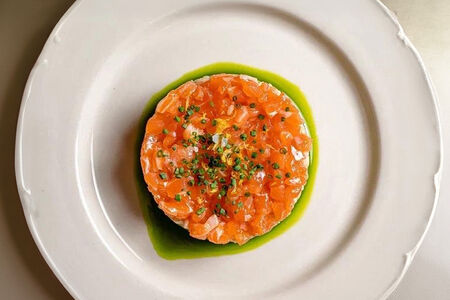 Тартар с лососем, огурцом и авокадо