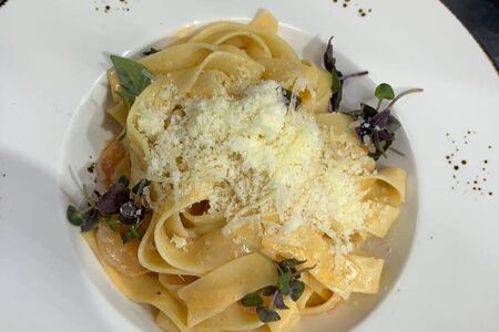 Феттучини с креветками в соусе том ям