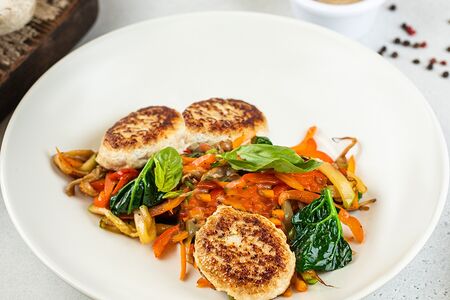 Котлеты из индейки с овощами гриль и грибным соусом