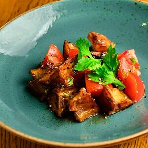 Хрустящие баклажаны, спелые томаты и соус свит чили