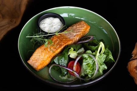 Стейк лосося с миксом салата 