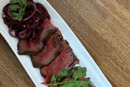 Ростбиф с маринованным луком 