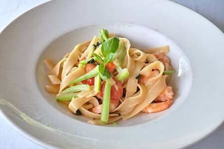 Тальятелле с креветками и кабачками 