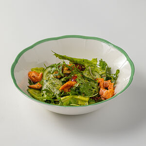 Салат с запеченным лососем и картофелем