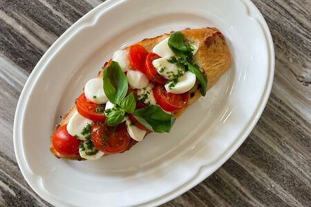 Брускетта с черри и моцареллой