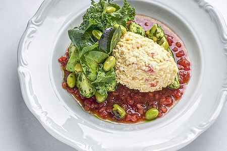 Авокадо с камчатским крабом и томатами