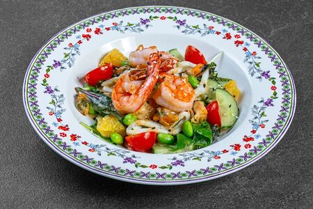 Теплый салат с морепродуктами 