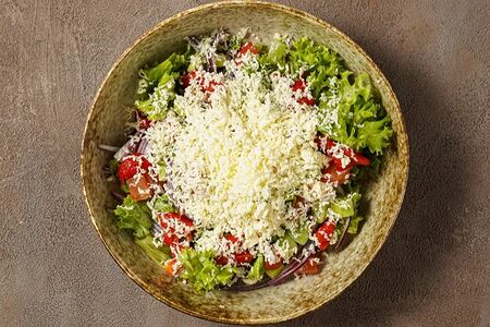 Чобан салат с молодым сыром