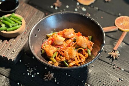 Удон с креветками и овощами
