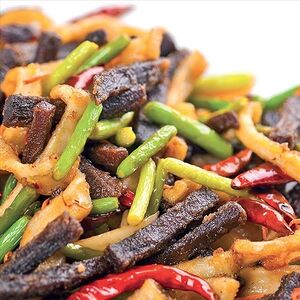 Обжаренная говядина со стрелками чеснока и кальмаром