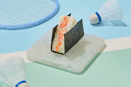 Онигири с лососем