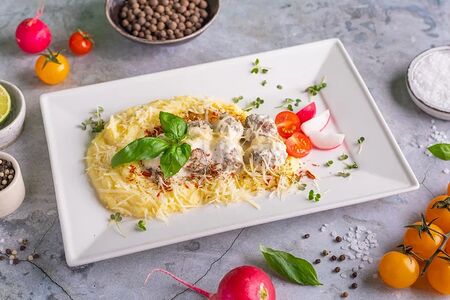 Фрикадельки из говядины в сливочном соусе с картофельным пюре с тертым пармезаном