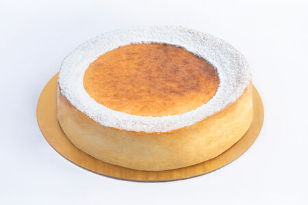 Творожная запеканка со сметаной и клубничным вареньем целая