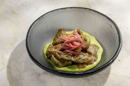 Грузди в сметане с зеленью