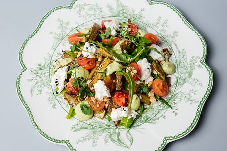 Салат с руколой, печеным баклажаном и ранчем из авокадо