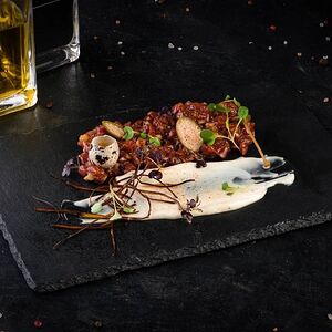 Тартар из говядины с опаленным айоли