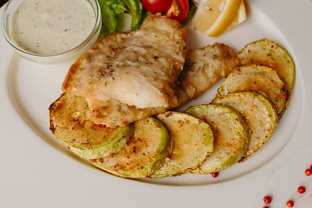 Филе судака с белым соусом и цукини