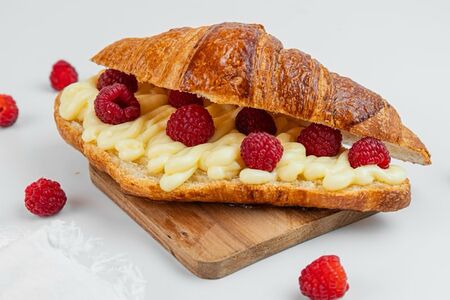 Круассан с малиной 