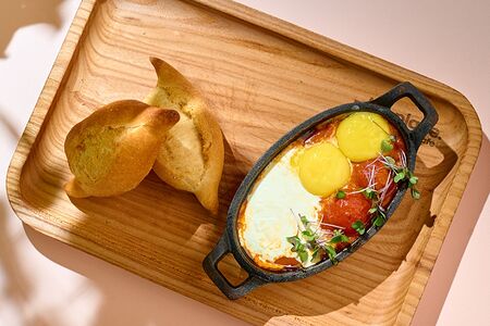 Шакшука со сливочной моцареллой и томатами в соусе кимчи