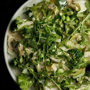 Зелёный салат с кунжутным соусом