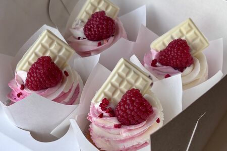 Капкейк украшенный малиной