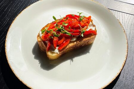 Брускетта с печёным перцем и крем фета